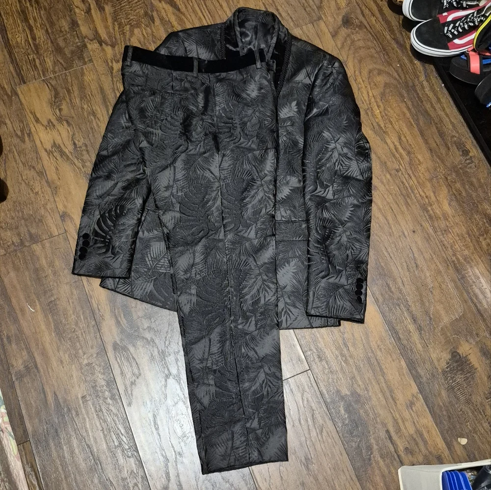 Sophisticated Black Patterned Men's Suit - Picture 2 of 3